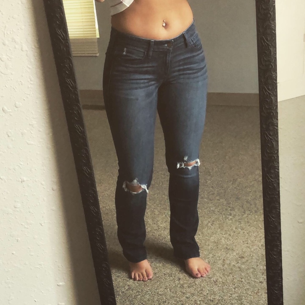 HOLLISTER LEG LOW RISE DISTRESSED JEANS